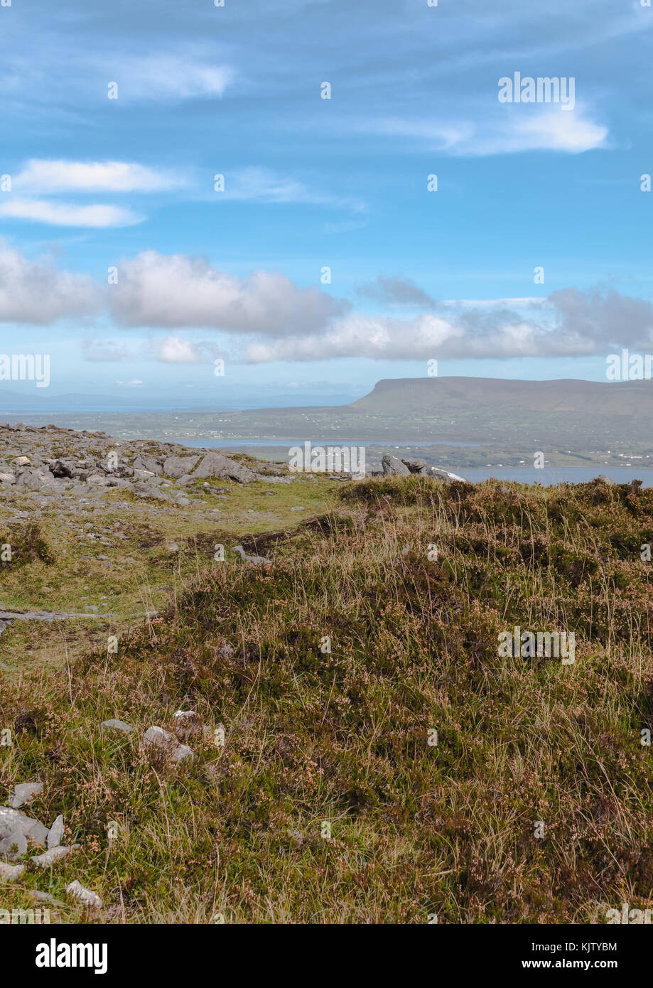 Malerischer Blick auf Benbulben im County Sligo, Irland, wie vom Gipfel des Knocknarea gesehen. Stockfoto