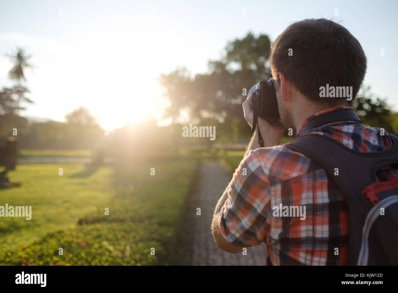 Mann schießen Sonnenuntergang auf seine berufliche photocamera Stockfoto