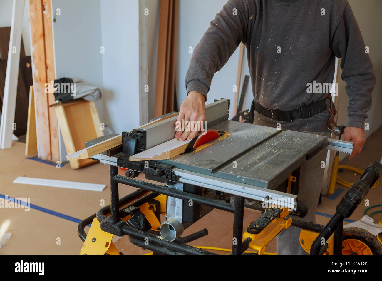 Tischler Werkzeuge auf Holztisch mit Sägemehl. Holzarbeit, Ansicht von oben Stockfoto