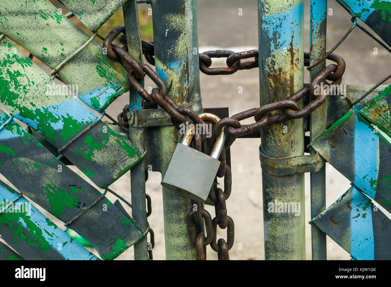 Leere Menge von möglichen Invasionen durch eine Kette und ein Vorhängeschloss geschützt. Stockfoto