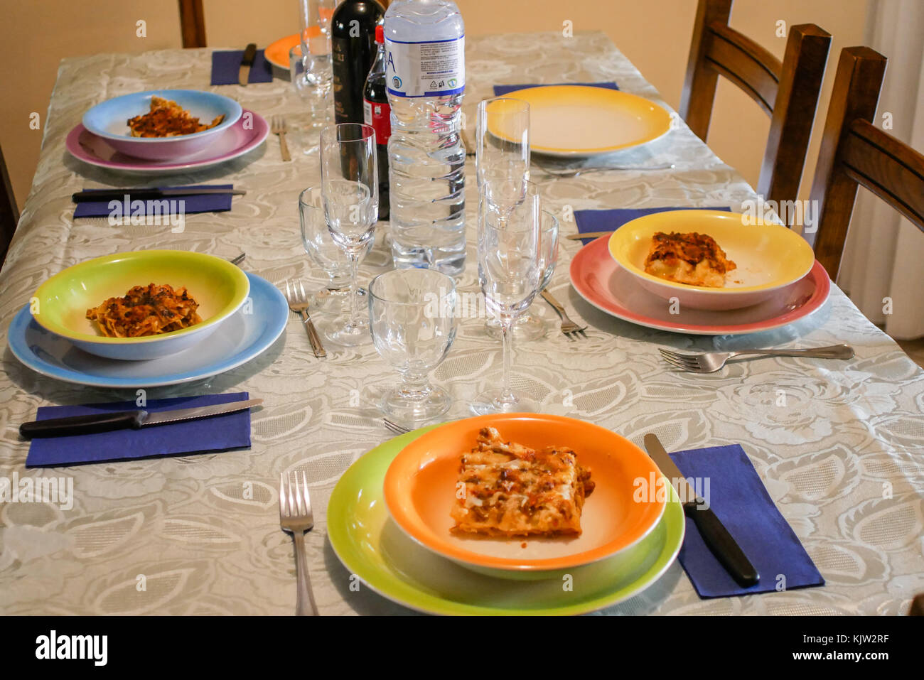 Teller Lasagne, typisch italienische Kultur Essen, bereit, gegessen zu werden, im Winter Saison. Fleisch Version. Florenz, Italien Stockfoto