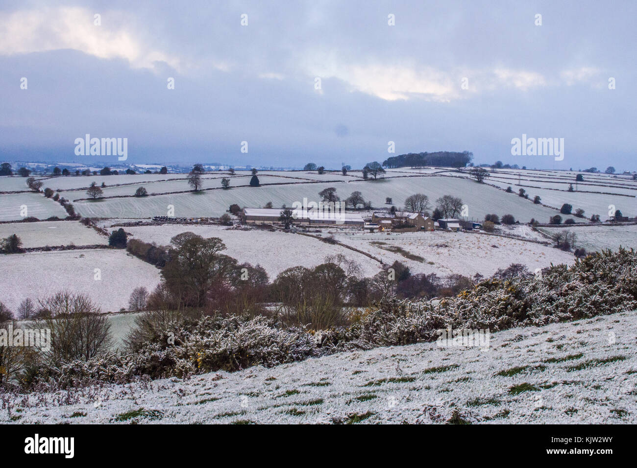 Winterliche Szene in der Nähe von Ludlow, Derbyshire, England, mit einem Bauernhaus Zentrum von Bild Stockfoto