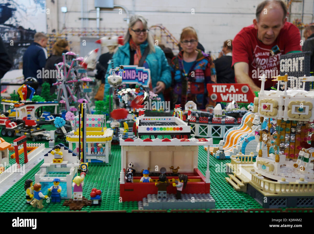 Minneapolis, Minnesota, USA. 25. November 2017. Fans genießen Sie die Anzeigen an der LEGO Fan Expo in Minneapolis, Minnesota. Copyright Gina Kelly/Alamy leben Nachrichten Stockfoto