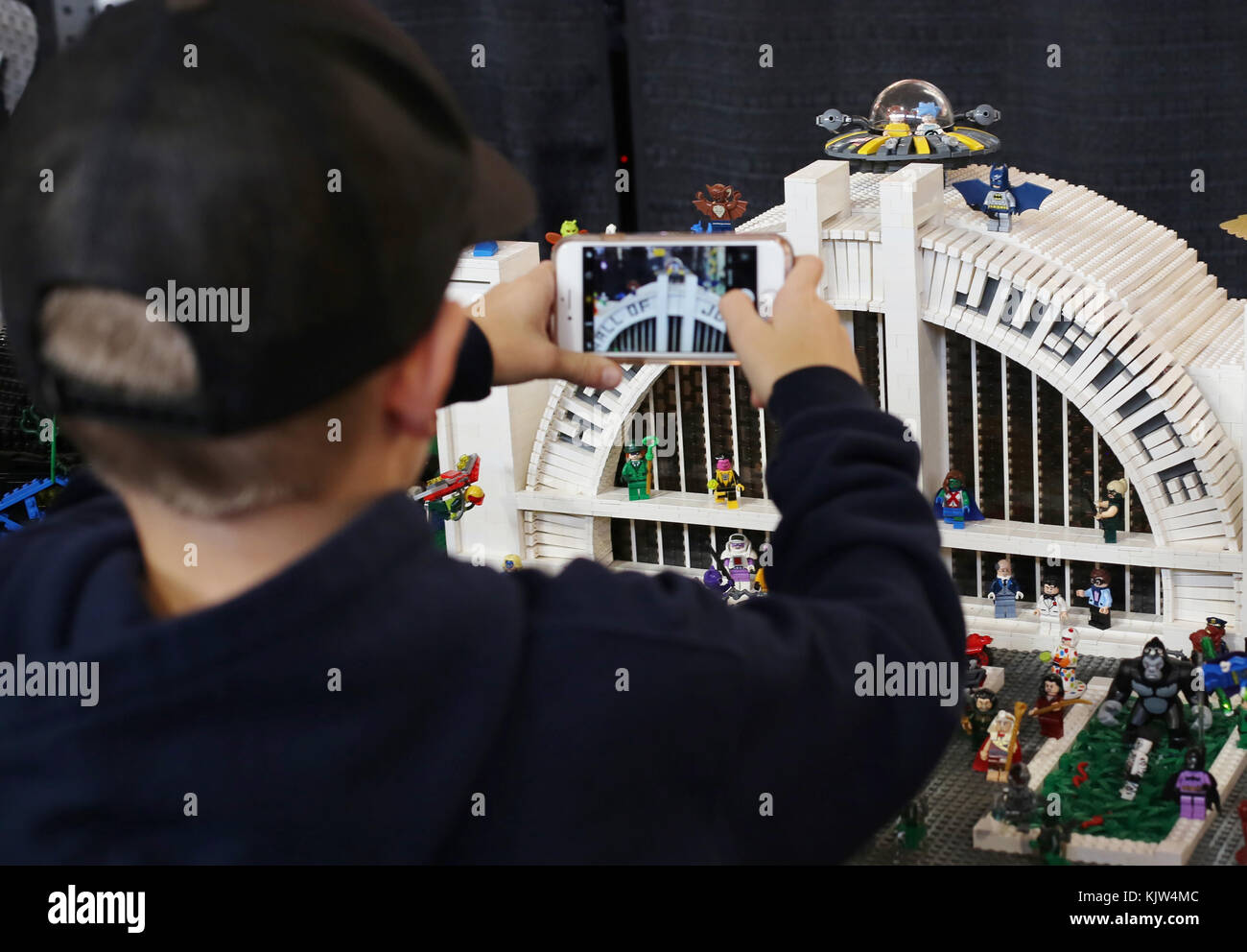 Minneapolis, Minnesota, USA. 25. November 2017. Ein Junge nimmt ein Bild einer Halle der Gerechtigkeit, die komplett aus LEGO, LEGO Fan Expo in Minneapolis, Minnesota. Copyright Gina Kelly/Alamy leben Nachrichten Stockfoto