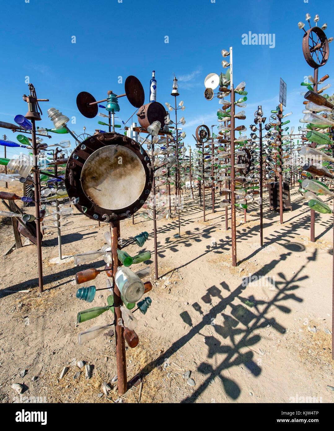 Oro Grande, Kalifornien, USA. November 2017. Die Bottle Tree Ranch, eine Attraktion am Straßenrand, die von dem Künstler Elmer Long zwei Stunden nördlich von Los Angeles in der Hochwüste gebaut wurde, verfügt über etwa 200 Metallbäume, die mit bunten Glasflaschen und anderen Upcycling-Schrottgegenständen befestigt sind. Quelle: Brian Cahn/ZUMA Wire/Alamy Live News Stockfoto