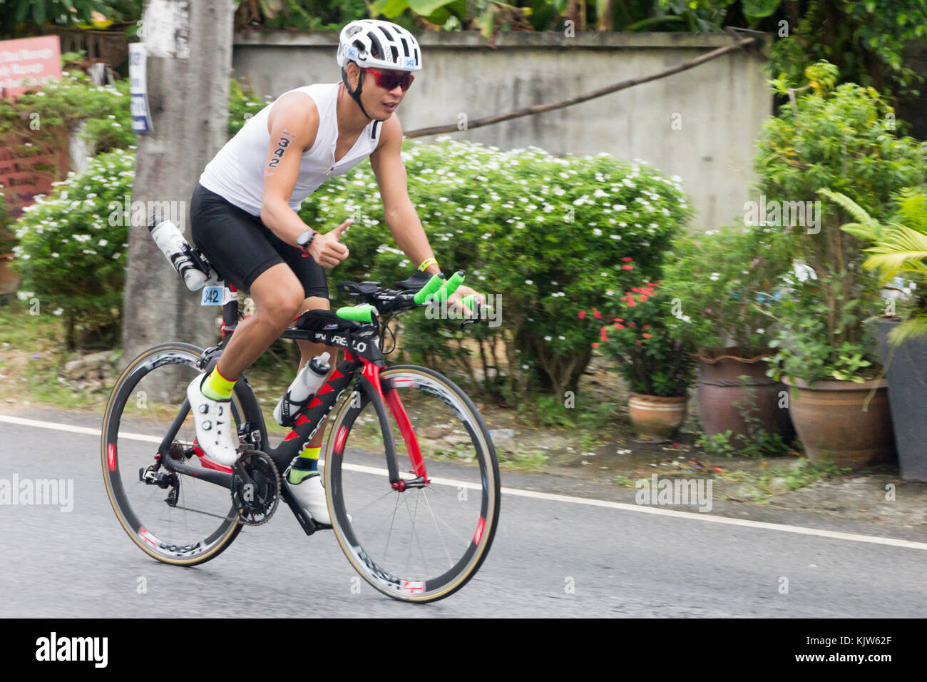 Thailand. 26 Nov, 2017. Ein Wettbewerber in den vordersten Ironman 70.3 Thailand 26. November 2017 - Radrennen Bühne Credit: Kevin hellon/Alamy leben Nachrichten Stockfoto
