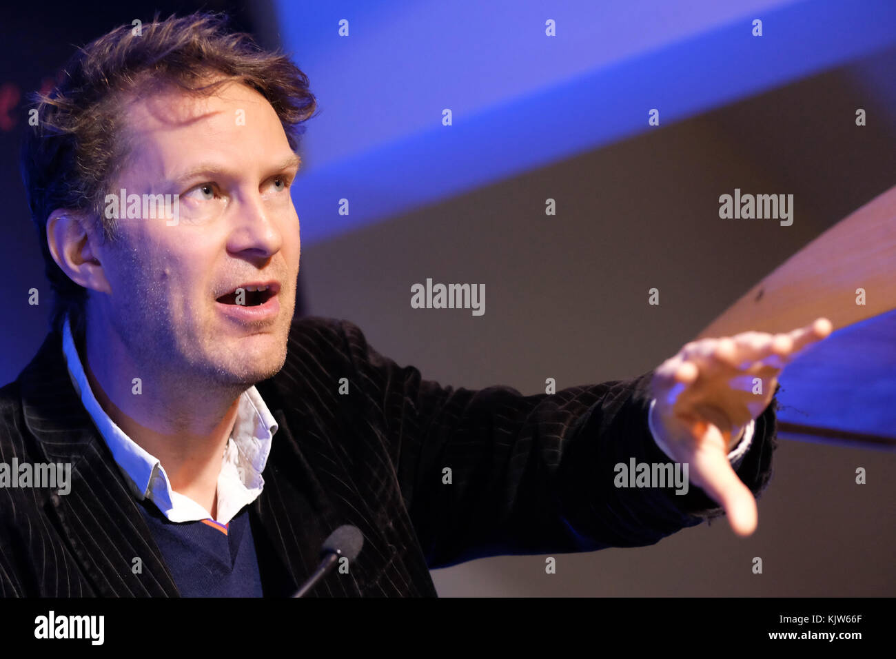 Hay Festival Winter Wochenende - November 2017 - Journalist und Autor Luke Harding spricht über sein neues Buch Absprachen - wie Russland half Trump Gewinnen das Weiße Haus-Kredit: Steven Mai/Alamy leben Nachrichten Stockfoto