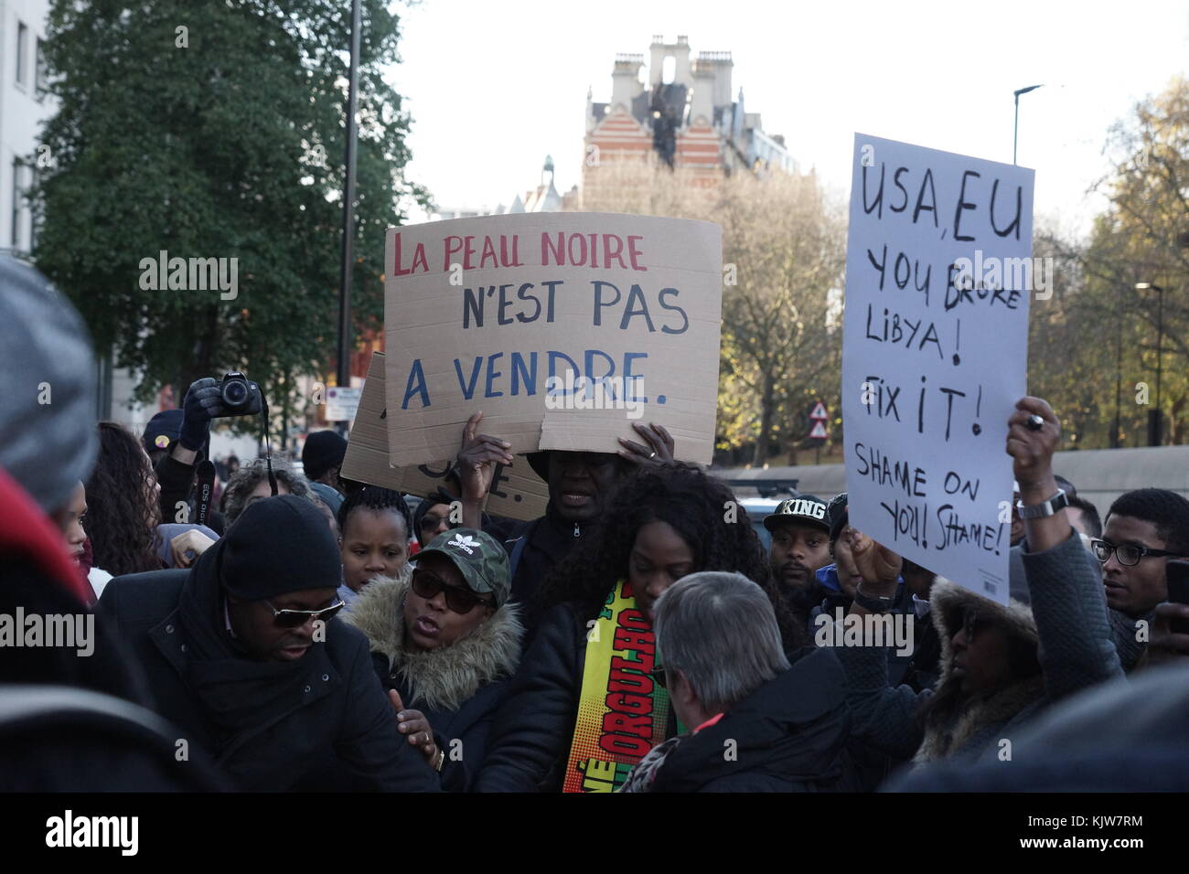 London, Großbritannien. 26 Nov, 2017. die Sklaverei, Sklaven, Master, Slave Auktionen, Libyen, libysche Botschaft, libysche Botschaft London, Guinea Bissau, Cote d'Ivoire, Elfenbeinküste, Liberia, Mali, Afrikanische Union, Kredit: Peter Hogan/alamy leben Nachrichten Stockfoto