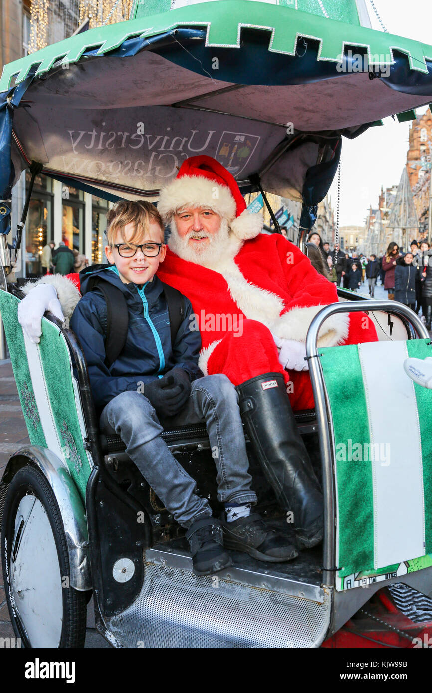 Glasgow, UK. 26 Nov, 2017. "Glasgow liebt Weihnachten "jährliche Straßenkarneval ist eine multikulturelle, Gemeinschaft, die Feier von Weihnachten in der Stadt und wurde offiziell von EVA BOLANDER, Lord Provost von Glasgow, die vom Weihnachtsmann begleitet wurde und da kam er in eine Stadt Rikscha feilbot durch Radfahrer TOMMY BROWN ins Leben gerufen. Die Parade machte seinen Weg von Argyll Street, durch die Innenstadt zum George Square und wurde von den tausenden Zuschauern entlang der Strecke angefeuert. Credit: Findlay/Alamy leben Nachrichten Stockfoto