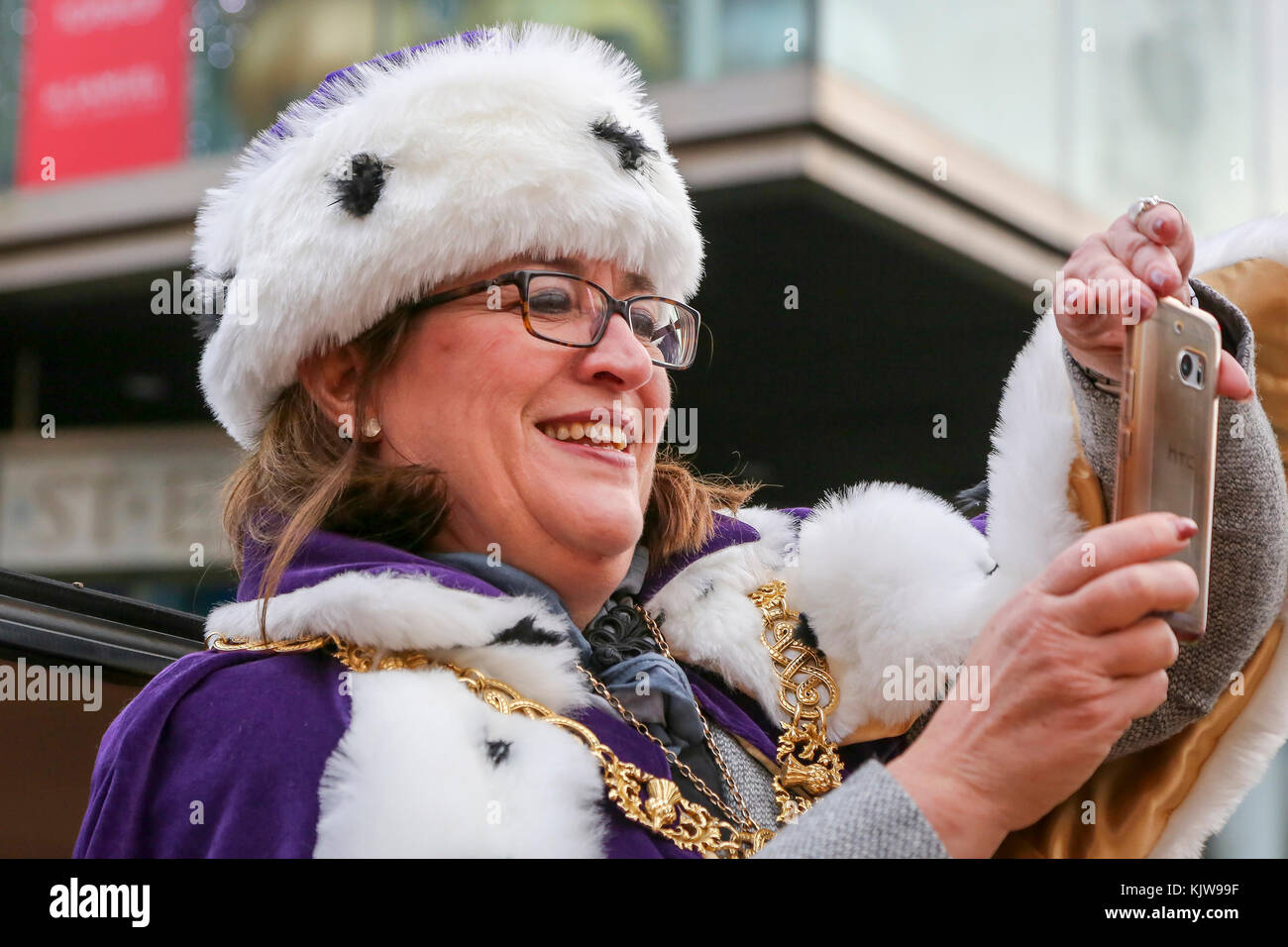 Glasgow, UK. 26 Nov, 2017. "Glasgow liebt Weihnachten "jährliche Straßenkarneval ist eine multikulturelle, Gemeinschaft, die Feier von Weihnachten in der Stadt und wurde offiziell von EVA BOLANDER, Lord Provost von Glasgow, die vom Weihnachtsmann begleitet wurde und da kam er in eine Stadt Rikscha feilbot durch Radfahrer TOMMY BROWN ins Leben gerufen. Die Parade machte seinen Weg von Argyll Street, durch die Innenstadt zum George Square und wurde von den tausenden Zuschauern entlang der Strecke angefeuert. Credit: Findlay/Alamy leben Nachrichten Stockfoto