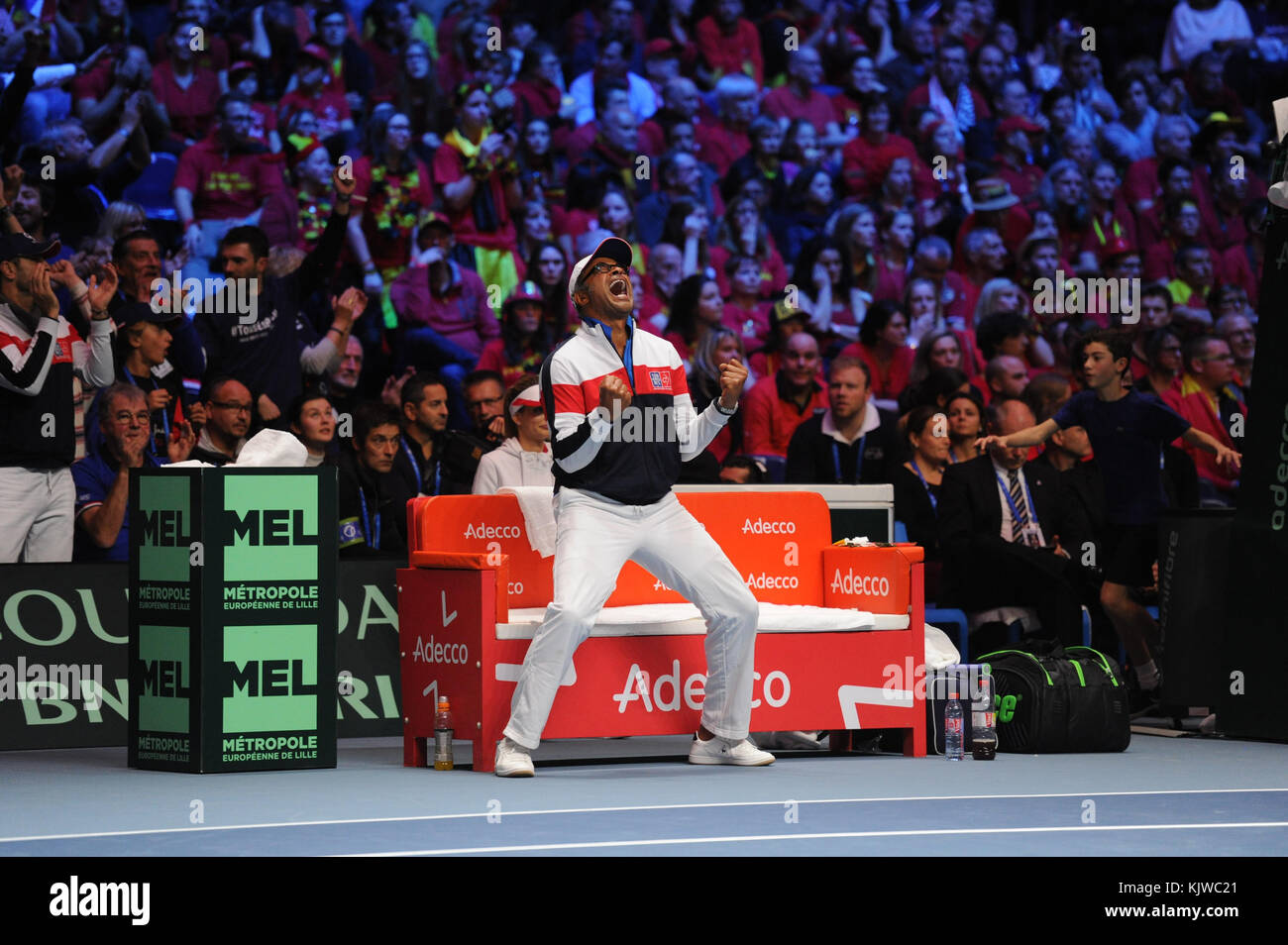 Lille, Frankreich. November 2017. Der französische Davis Cup Kapitän Yannick Noah ist am 26. November 2017 im Davis Cup Finale in Lille, Frankreich, aktiv. Credit: YAN LERVAL/AFLO/Alamy Live News Credit: Aflo Co. Ltd./Alamy Live News Stockfoto