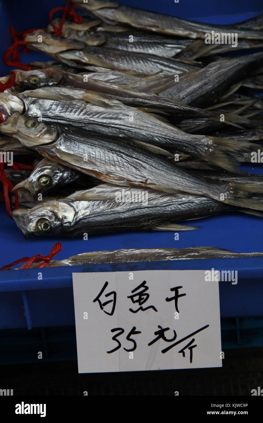 Nanjin, nanjin, China. 27 Nov, 2017. Nanjing, China-2017: (redaktionelle Verwendung. China) die Gesalzene Fische zum Verkauf an gaochun Alte Straße in Nanjing in der ostchinesischen Provinz Jiangsu. Chinesische gesalzener Fisch ist Fisch geheilt mit trockenem Salz und damit für später essen erhalten. Trocknen oder Salzen, entweder mit trockenem Salz oder mit Salzlake, war das einzige weit verbreitete Methode für die Erhaltung der bis ins 19. Jahrhundert. Credit: sipa Asien/zuma Draht/alamy leben Nachrichten Stockfoto