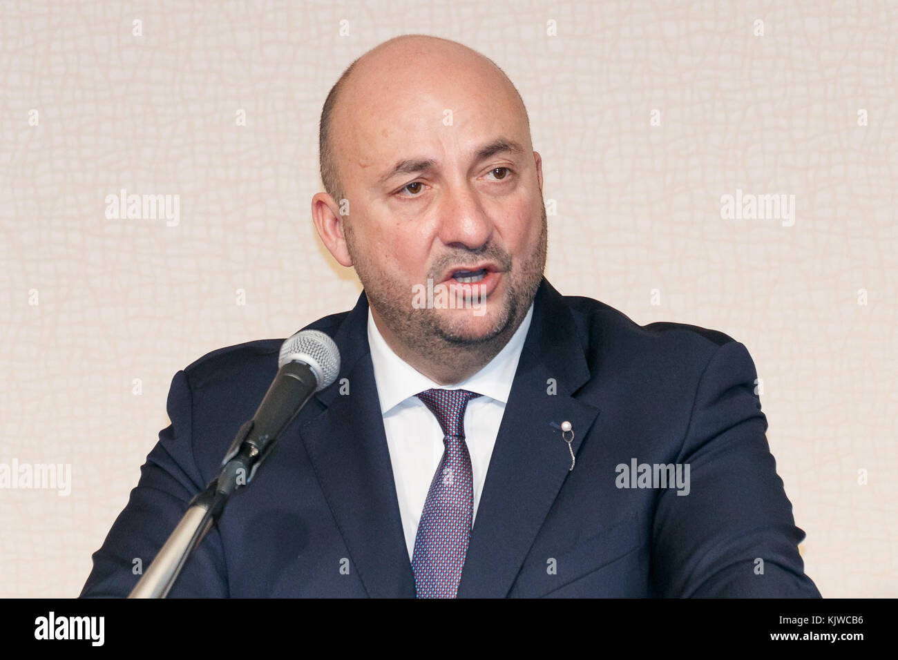 Er herr etienne schneider Fotos und Bildmaterial in hoher Auflösung