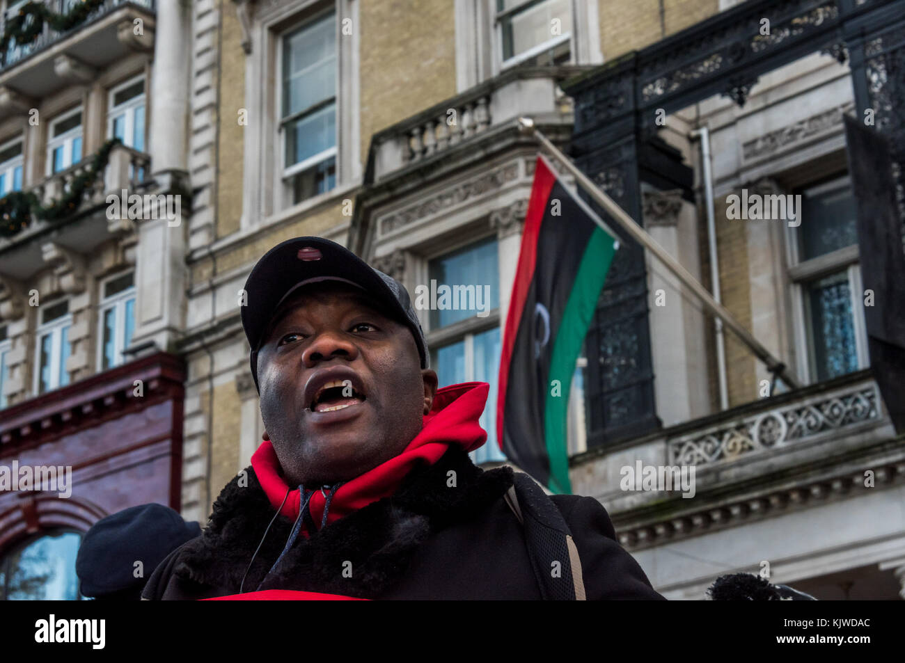 November 2017 – London, Großbritannien. November 2017. Glenroy Watson vom Global African Congress und RMT spricht bei dem Protest vor der libyschen Botschaft, der die libysche Regierung auffordert, den Sklavenverkauf von Afrikanern dort zu beenden. Der Protest folgt Berichten und Videos seit April dieses Jahres, die die schrecklichen Auktionen zeigen, die dort stattfinden, wo Schwarzafrikaner als Sklaven verkauft werden. Die von den EU-Behörden, die mit Libyen zusammenarbeiten, durchgreifende Eindämmung der Migration über das Mittelmeer, wobei Migrantenboote abgefangen und nach Libyen zurückgezogen werden, hat zu unmenschlichem c geführt Stockfoto