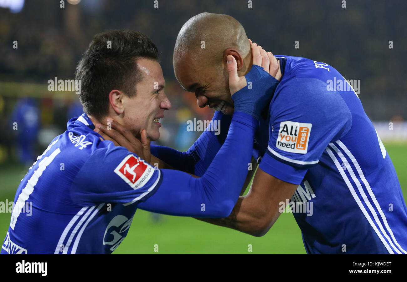 Schalkes Yevhen Konoplyanka (L) und Torschütze Naldo feiern nach dem Tor 4-4 beim Fußball-Bundesliga-Spiel zwischen Borussia Dortmund und Schalke 04 im Signal-Iduna-Park-Stadion in Dortmund am 25. November 2017. Foto: Friso Gentsch/dpa Stockfoto