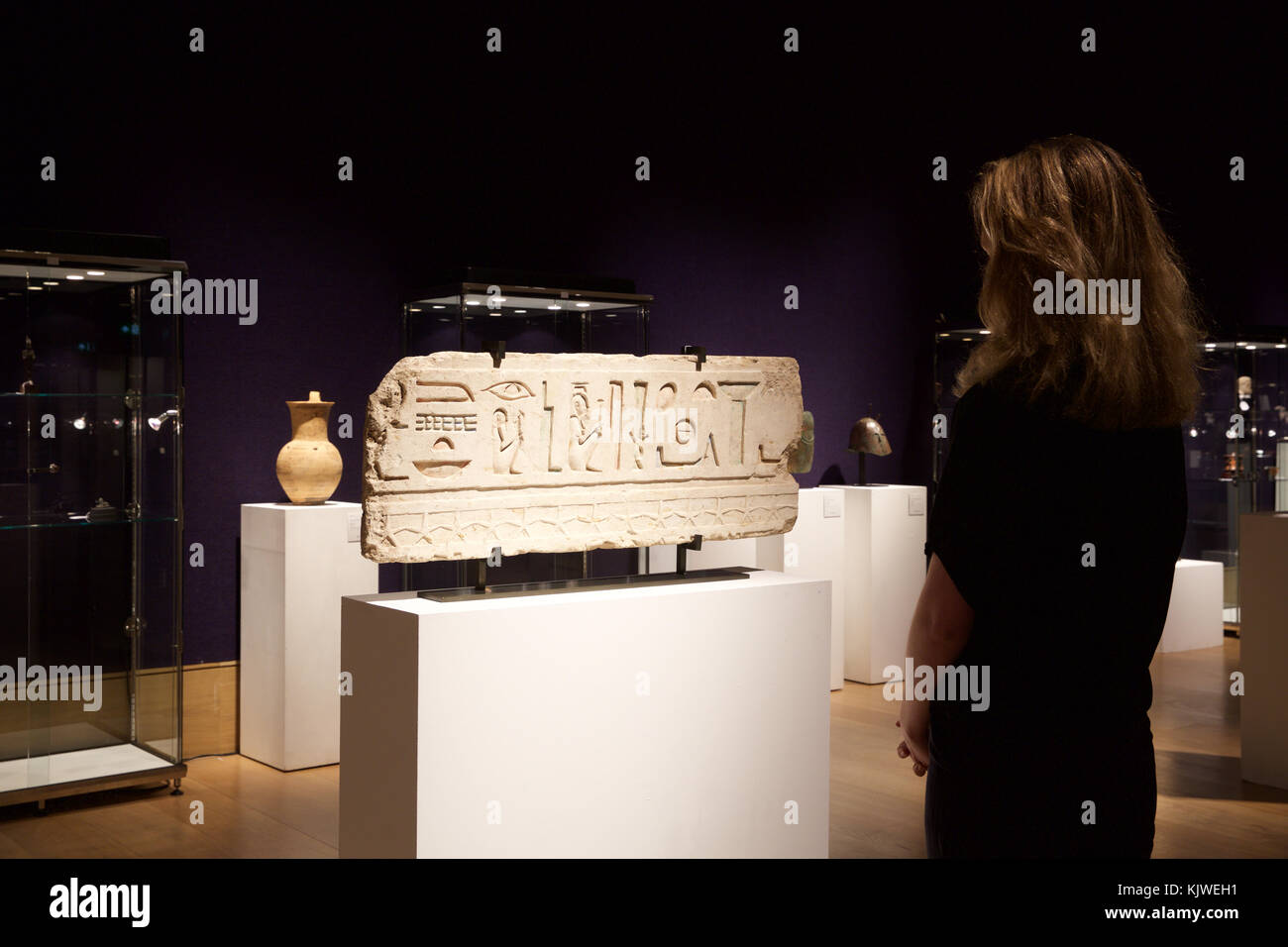 London, UK, 27. November 2017, ein Foto für Bonhams Antiquitäten Verkauf fand in New Bond Street. Zu den Highlights gehören: Dachgeschoss schwarz - Abbildung Amphora c540BC. Schätzung: £ 40,000-70,000, einem römischen Marmor lebensgroße Porträt Kopf eines jungen Mannes aus dem späten Republican-Early Augusteischen, um 50 v. Chr. - 37 N.CHR.. Schätzung £ 30,000-50,000. Ein ägyptischer Kalkstein Relief mit Hieroglyphen aus der Ptolemäerzeit, ca. 332-30 v. Chr. geschätzt 25,000-35 £ 000. Ein seltenes Beispiel einer 1.-Jahrhundert N.CHR. römische Bronzefigur von Hermaphroditos auf £ 25,000-35,000 geschätzt. Credit: Keith Larby/Alamy leben Nachrichten Stockfoto