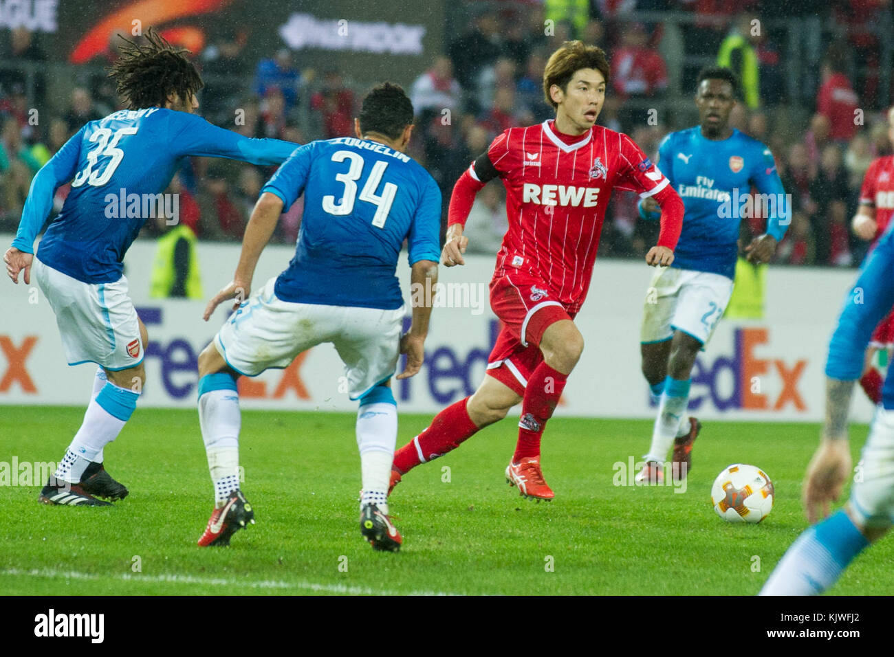 Köln, Deutschland. November 2017. KEINE VERKÄUFE IN JAPAN! Yuya OSAKO, rechts, 1.FC Köln, gegen Mohamed ELNENY (links, ARS) und Francis COQUELIN (ARS), Aktion, Kampf um den Ball, Fussball Europa League, Gruppenphase, 5. Spieltag, 1.FC Köln (K) - Arsenal London (ARS) 1:0, am 23.11.2017 in Köln. |Nutzung weltweit Guthaben: dpa/Alamy Live News Stockfoto