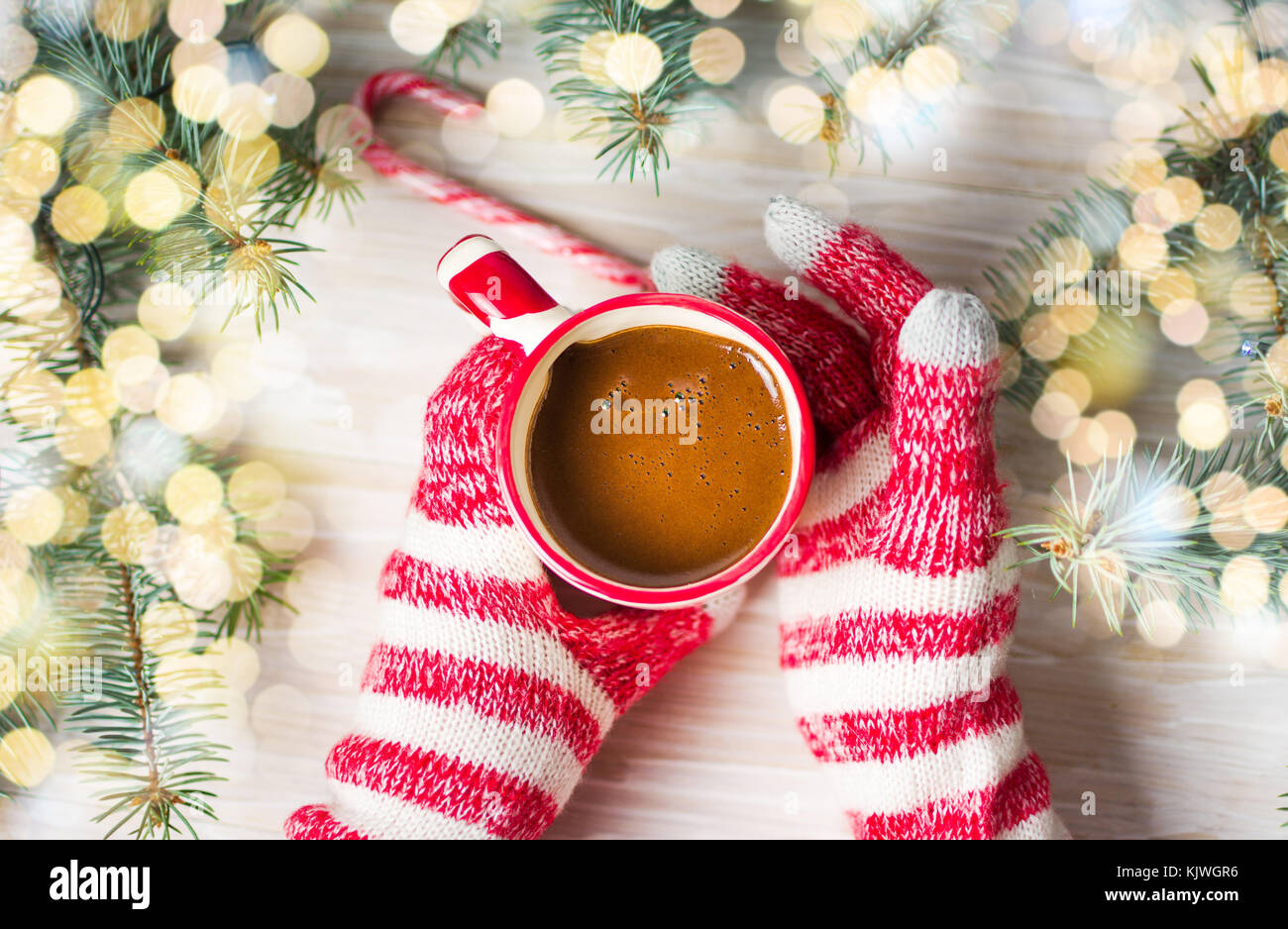 Hände im Winter Handschuhe halten einer Tasse Kaffee first person Ansicht Stockfoto