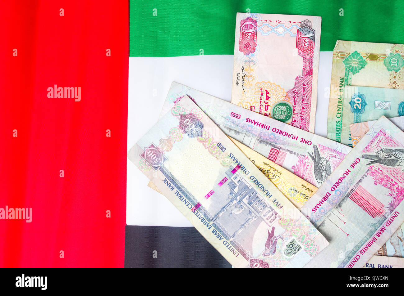 Vereinigte Arabische Emirate Dirham Banknoten auf Flag Stockfoto