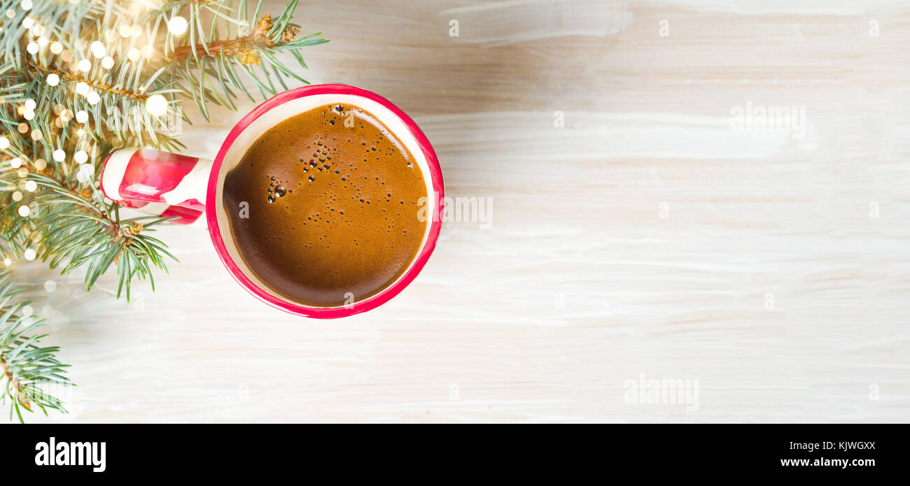 Tasse Kaffee mit festlichen Dekorationen auf dem Tisch Stockfoto