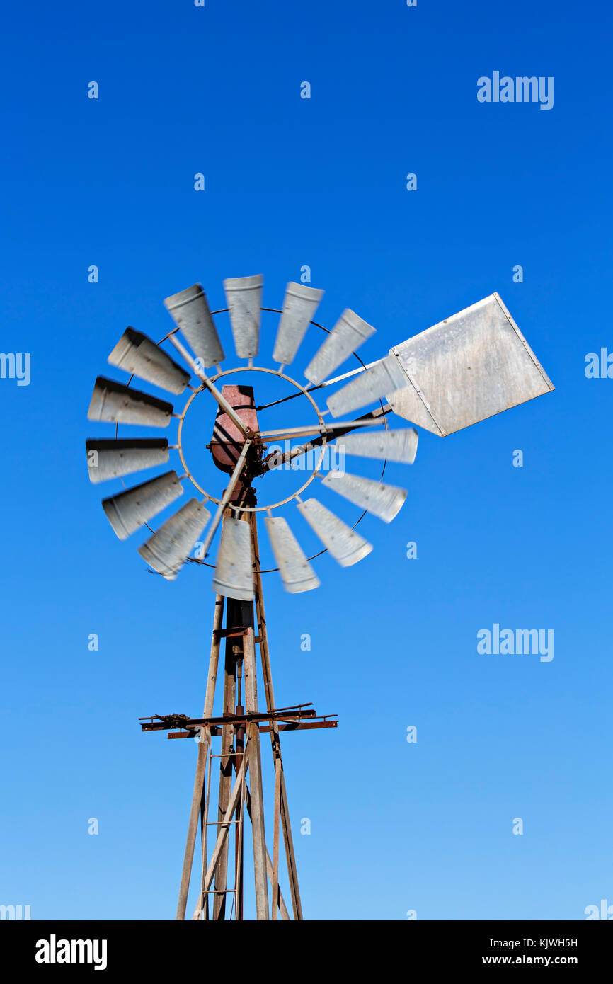 Eine Windmühle in einem Feld Learmonth Victoria Australien. Learmonth ist eine äußere Vorort von Ballarat. Blick von sunraysia Highway, B220 Route. Stockfoto