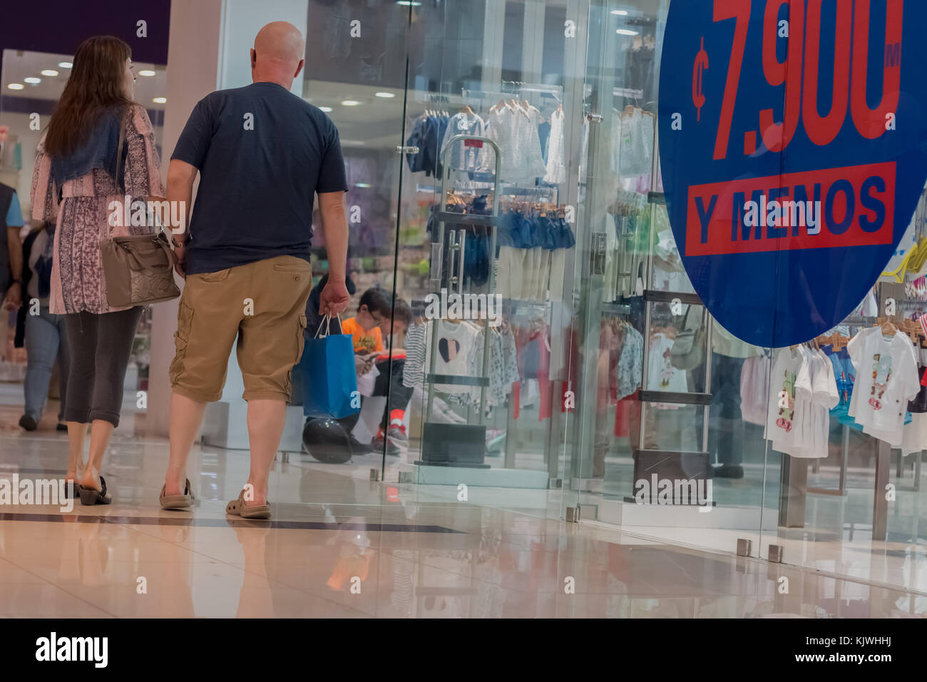 Menschen zu Fuß durch die Mall mit Einkaufstüten. Personas en Centro Comercial, bolsas de Produktvorschlag. Foto: Roberto Carlos sánchez @ rosanchezphoto Stockfoto
