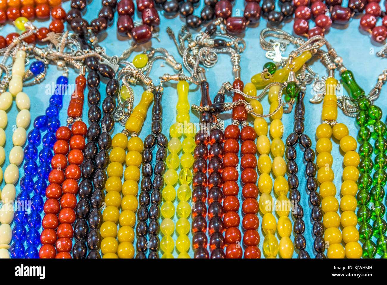 Sammlung der traditionelle bunte Perlen Kette oder Rosenkranz auf dem Display für den Verkauf in den Großen Basar in Istanbul, Türkei Stockfoto