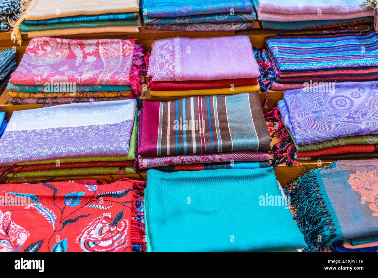 Traditionelle bunte Seide, Kaschmir-Schals oder Tücher und Stoffe aus einem  Stapel Hintergrund auf dem Basar in Istanbul, Türkei Stockfotografie - Alamy
