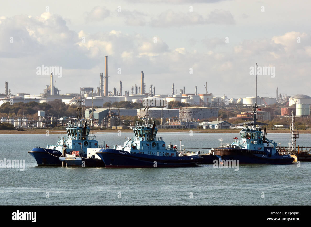 Schlepper neben Im marine Thermal in Fawley essex Öl und Gas Raffinerie am Rande der Southampton Solent Wasser. zu Lohn, der Hafen von Southampton. Stockfoto