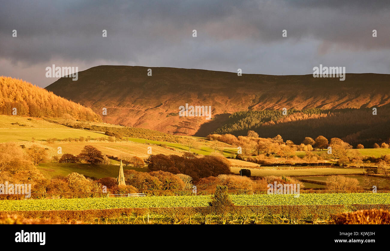 Landschaft - Hügel und die Turmspitze im Winter Licht. Stockfoto