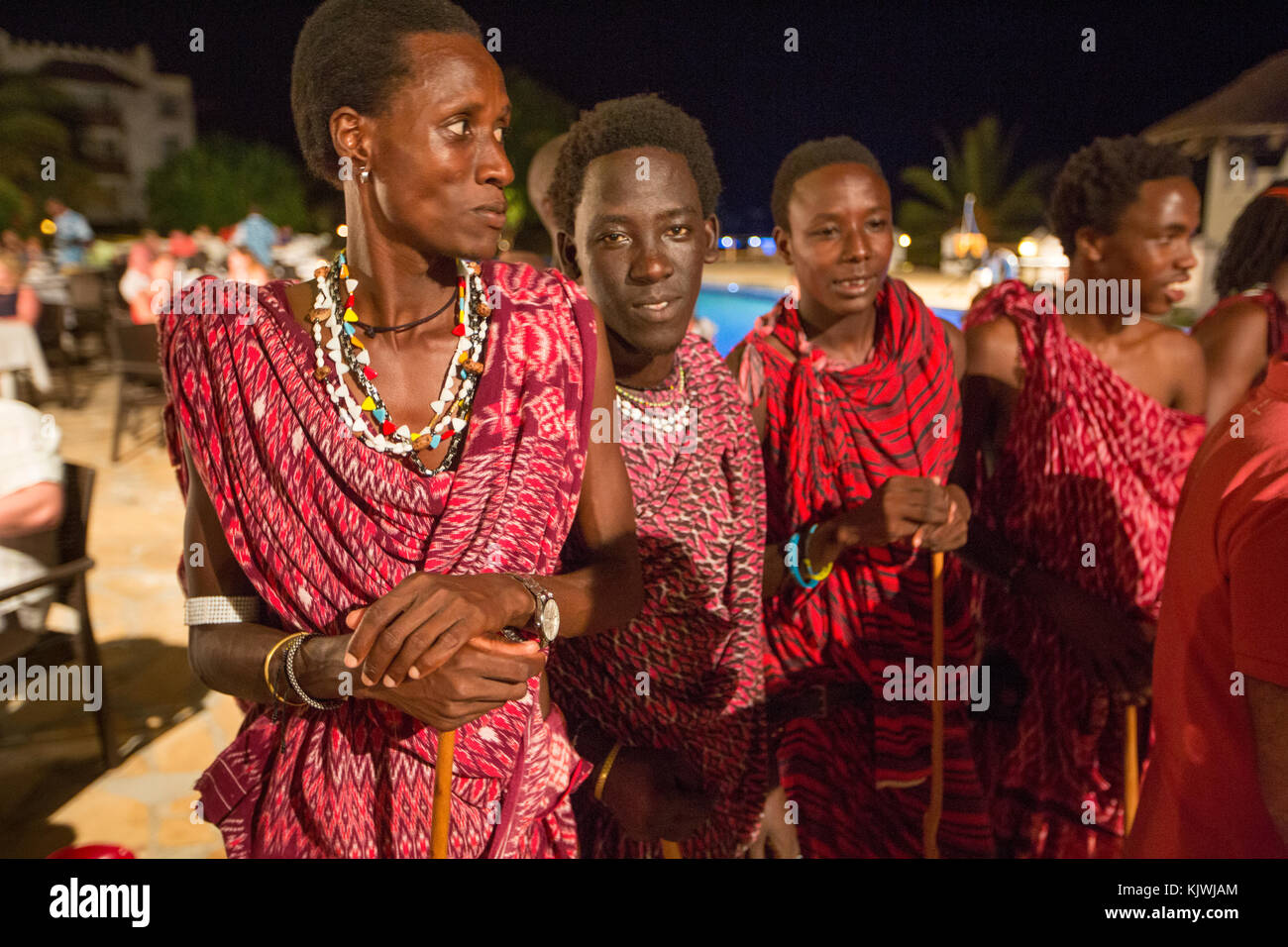 Sansibar, Tansania; junge Maasai Krieger in einem Hotel im Norden der Insel für Touristen durchführen. Stockfoto