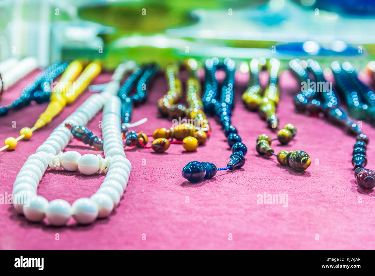 Sammlung der traditionelle bunte Perlen Kette oder Rosenkranz auf dem Display für den Verkauf in den Großen Basar in Istanbul, Türkei Stockfoto