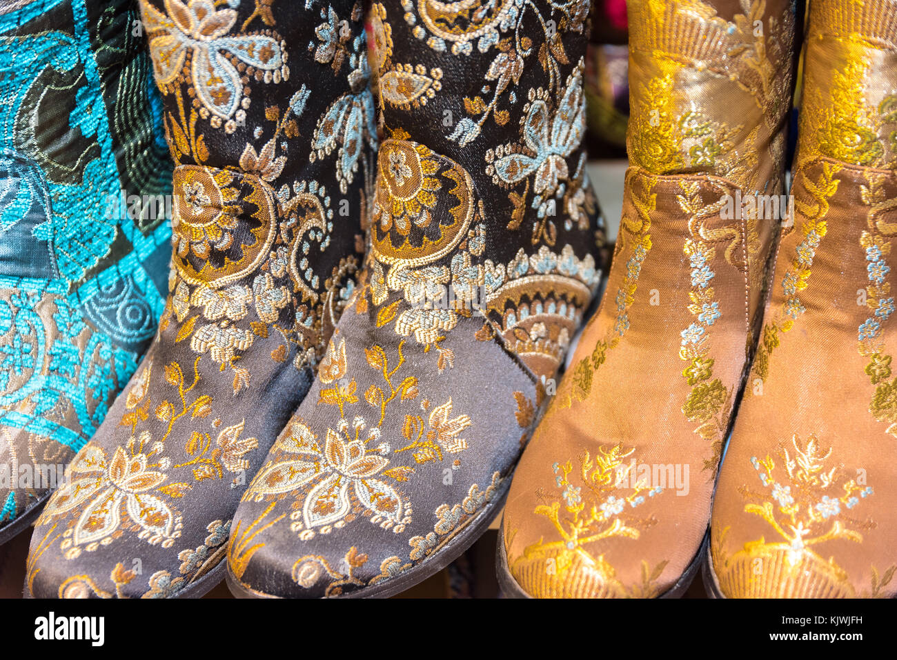 Marktstand mit Paaren farbenfroher Stiefeln im asiatischen Stil auf dem großen Basar der Türkei Stockfoto