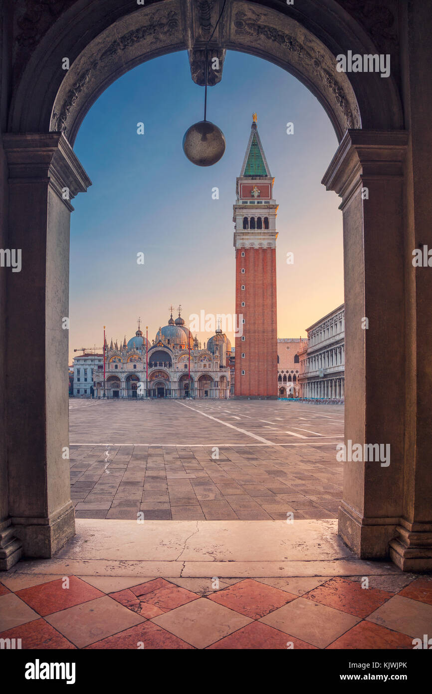 Venedig. Stadtbild Bild von St. Markusplatz in Venedig bei Sonnenaufgang. Stockfoto