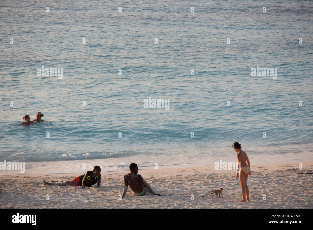 Sansibar, Tansania; junge Maasai Krieger führen ihre traditionellen springen Tanz am Strand Masai Schmuck an Touristen zu verkaufen. Stockfoto