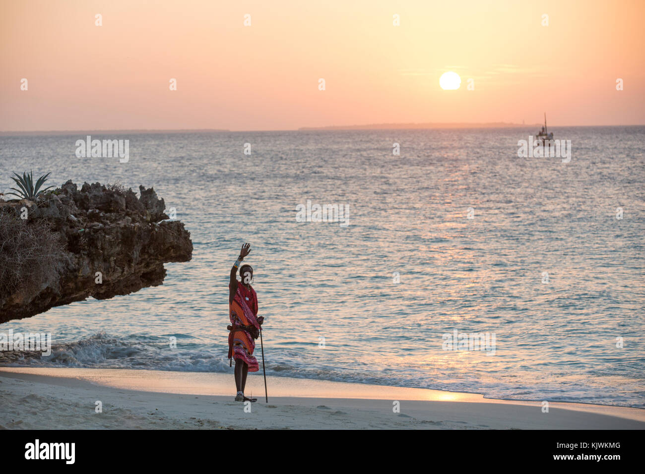 Sansibar, Tansania; junge Maasai Krieger auf dem Strand zu Masai Schmuck und Kunsthandwerke aus ihren Ställen in der Nähe zu verkaufen Touristen am Strand Hotels im Norden der Insel. Stockfoto