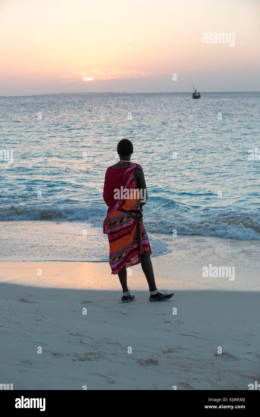 Sansibar, Tansania; junge Maasai Krieger auf dem Strand zu Masai Schmuck und Kunsthandwerke aus ihren Ställen in der Nähe zu verkaufen Touristen am Strand Hotels im Norden der Insel. Stockfoto