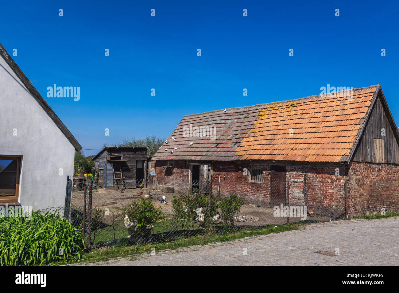 Bauernhöfe in einem kleinen Dorf in der Woiwodschaft Westpommern in Polen Stockfoto