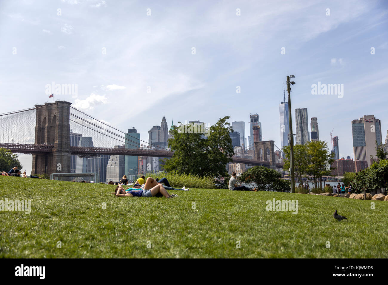 New York, Vereinigte Staaten - 27 August, 2017: Blick auf die Brooklyn Bridge In New York. Es wurde 1883 eröffnet und ist eines der ältesten Fahrbahn Brücken in den USA. Stockfoto