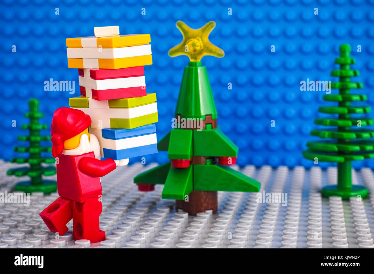 Tambow, Russische Föderation - November 06, 2017 lego Santa Claus mit Stapel von präsentiert in der Nähe von Weihnachten Baum. Lego beseplates Hintergrund. Studio gedreht. Stockfoto