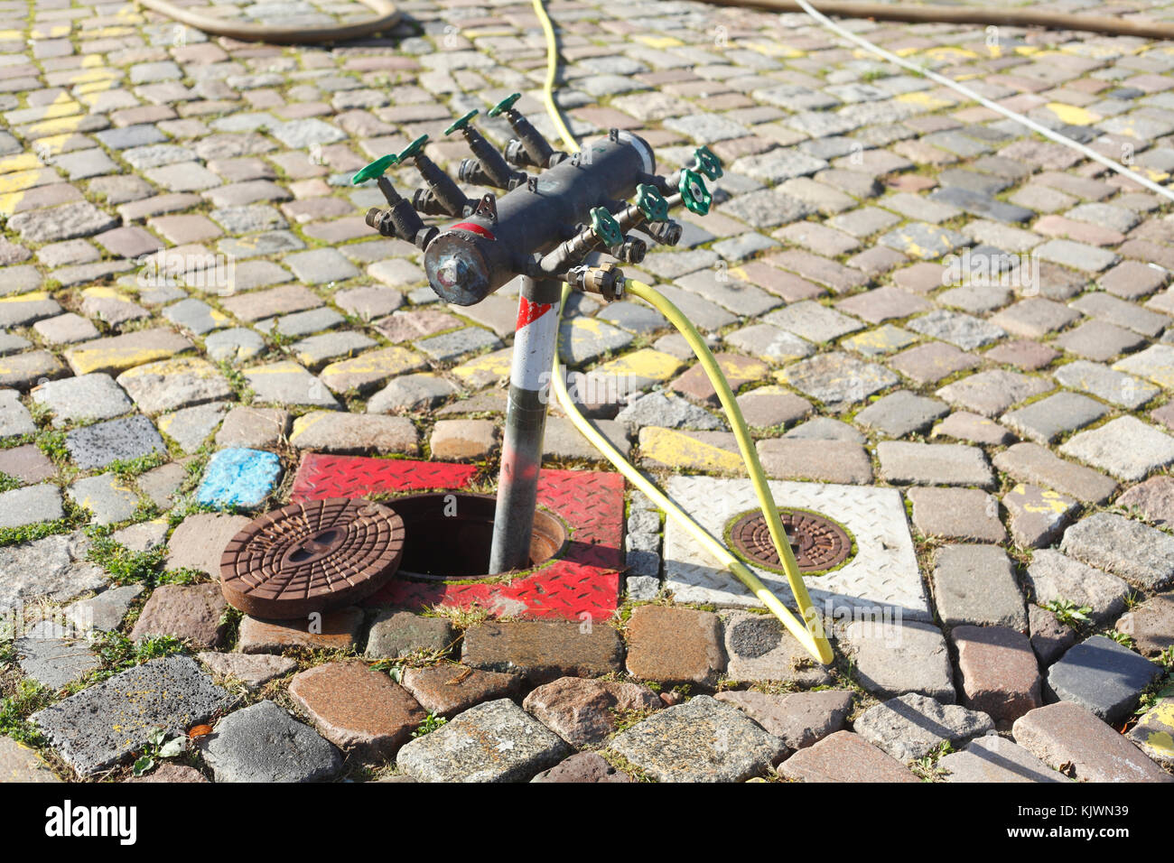 Standrohr mit Wasserhähnen an einem Hydranten Stockfoto