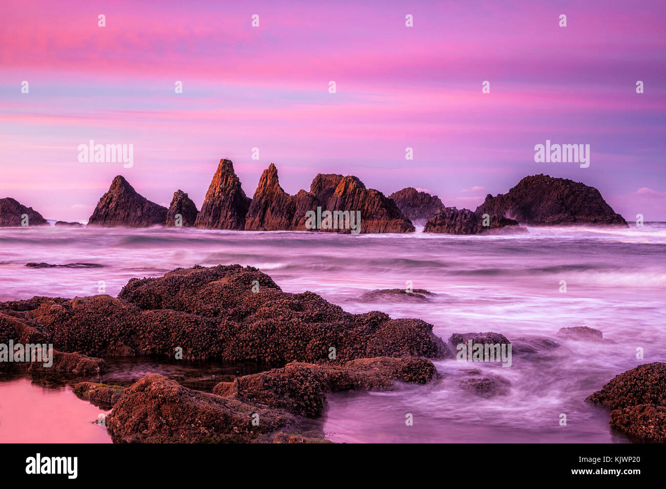 Lebendige Sonnenaufgang über Seal Rock State Recreation Area entlang der Küste von Oregon Stockfoto