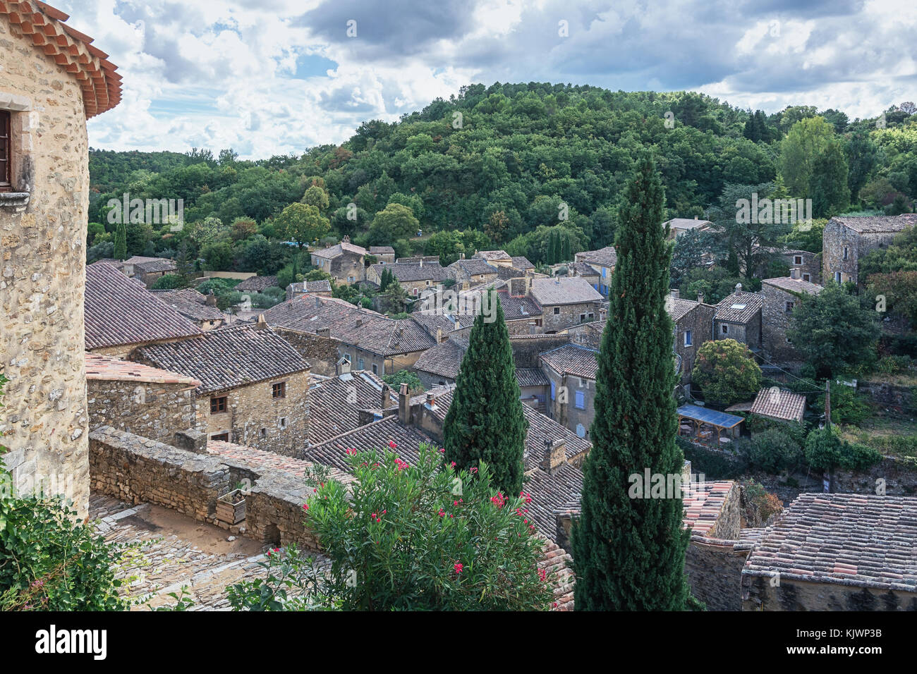 Blick von oben auf die Dächer des Dorfes Saint montan in der Ardeche Region in Frankreich Stockfoto