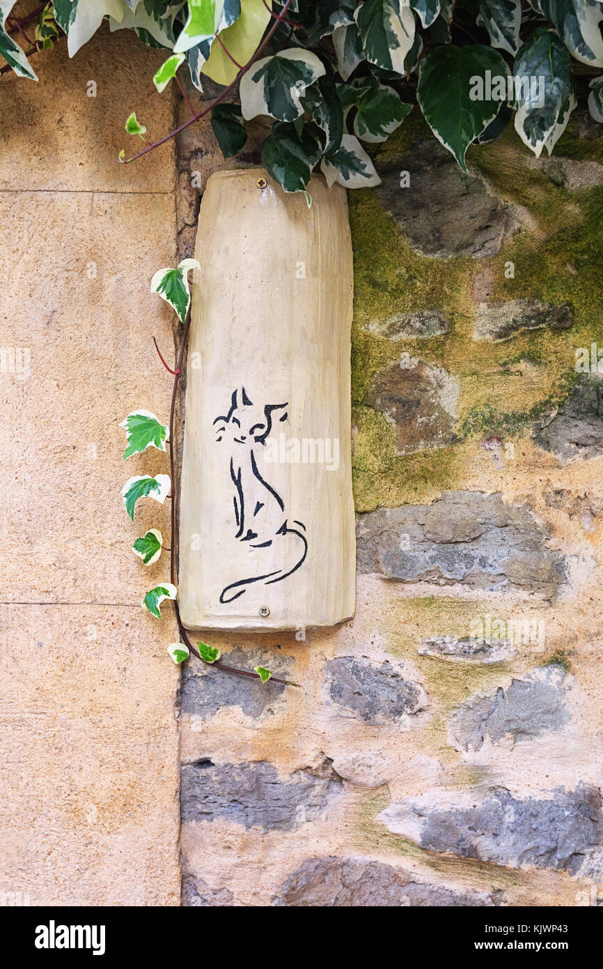 Steingut Typenschild mit einer Katze Abbildung auf die Fassade eines Hauses in dem Dorf Saint montan in der Ardeche Region Frankreich beigefügt Stockfoto