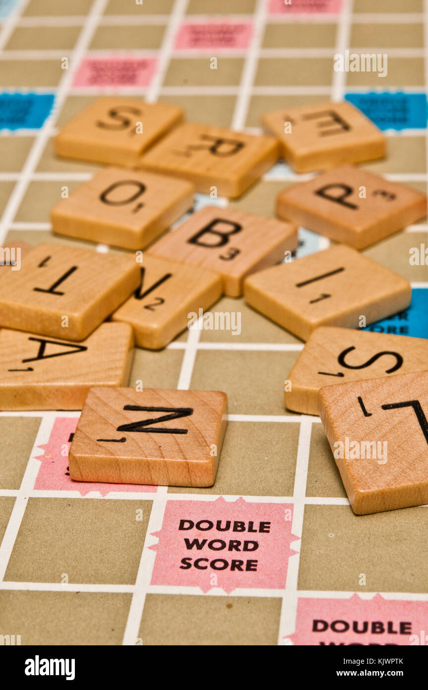 Scrabble Spielsteine auf dem Spielbrett verteilt Stockfoto