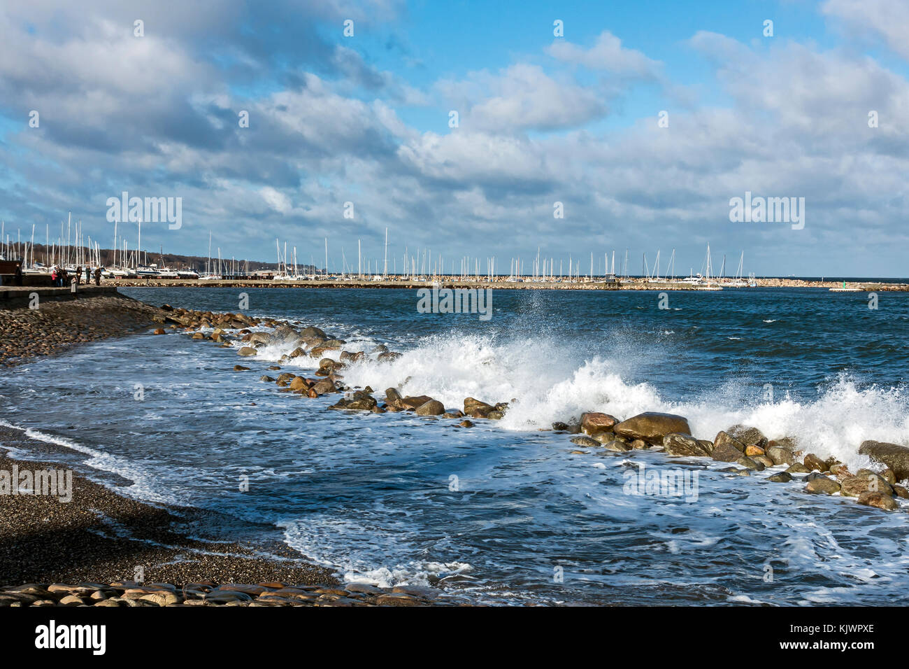 Wellenbrecher in Elsinore Seeland Dänemark Europa mit dem Nordhavnen (North Harbour) im Hintergrund. Stockfoto