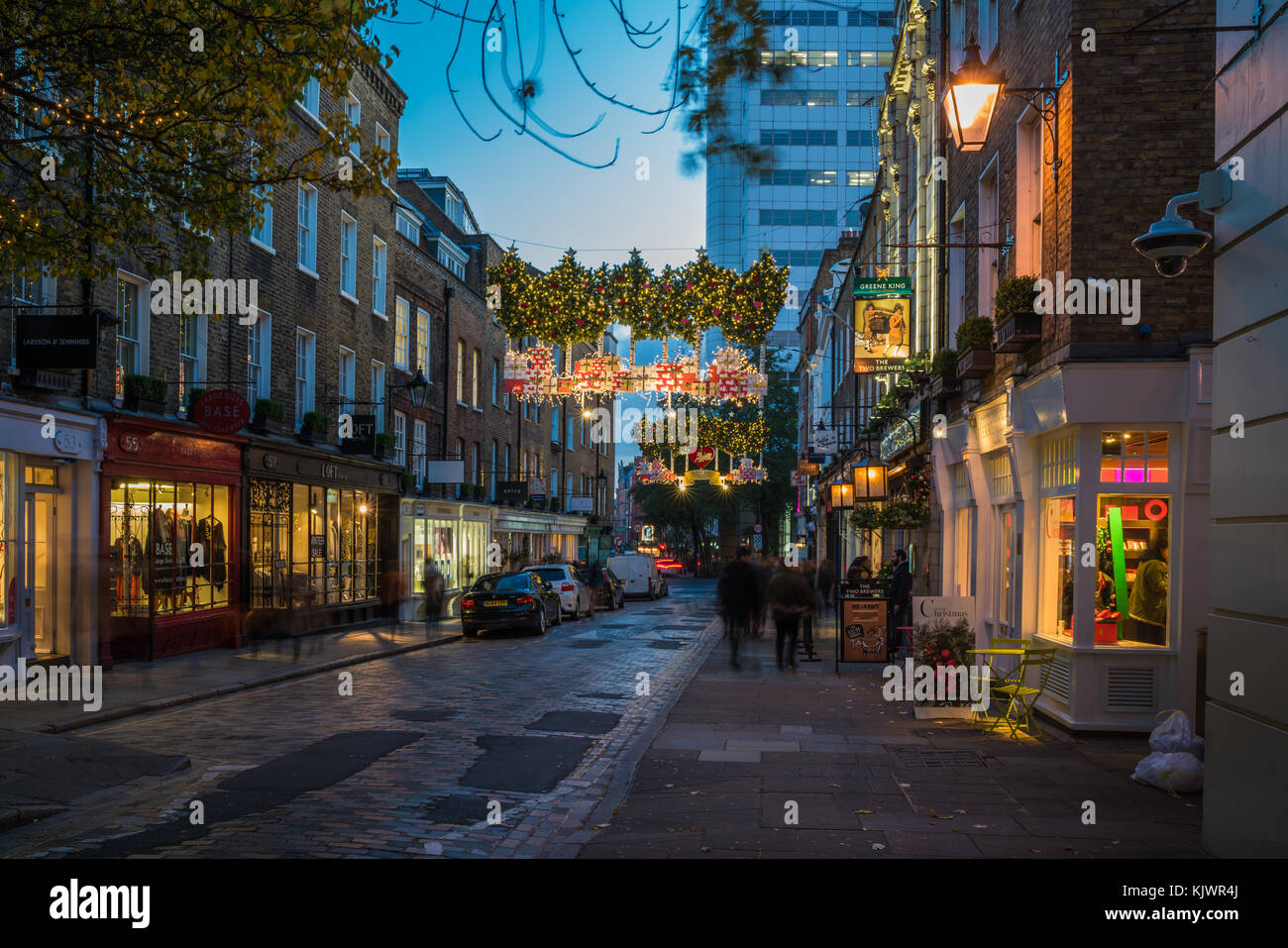 LONDON - November 25, 2017: Christmas street Dekorationen an Sieben Zifferblätter in Covent Garden, Tausende von Menschen während der Weihnachtszeit ziehen eine Stockfoto