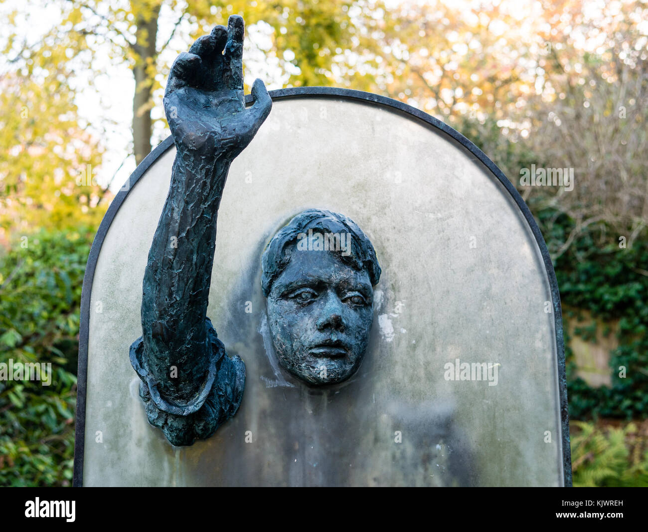 Statue von Alice Through the Looking Glass im Schlosspark, Guildford Castle, Guildford, Surrey, England, UK, GB. Stockfoto
