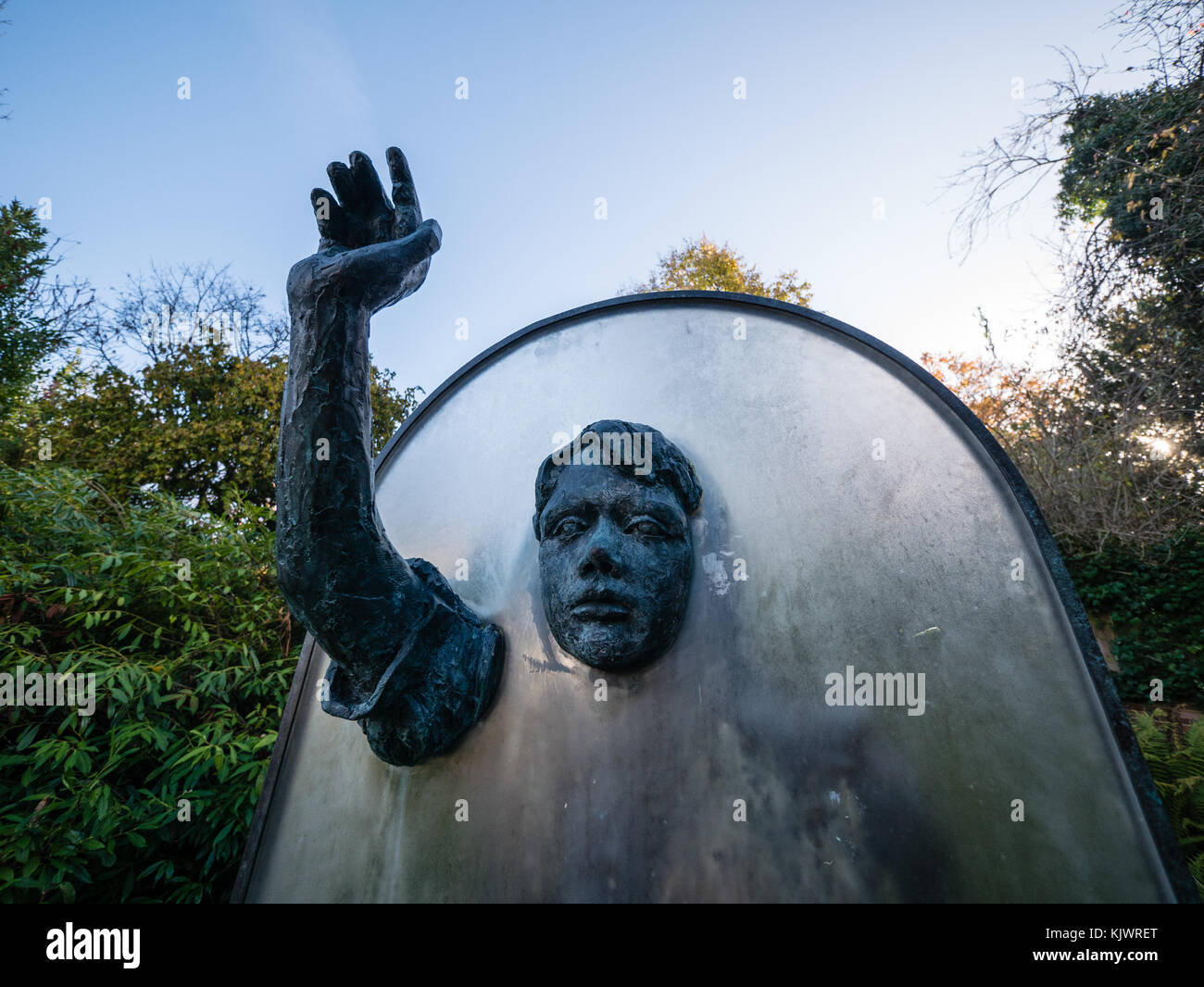 Statue von Alice Through the Looking Glass im Schlosspark, Guildford Castle, Guildford, Surrey, England, UK, GB. Stockfoto