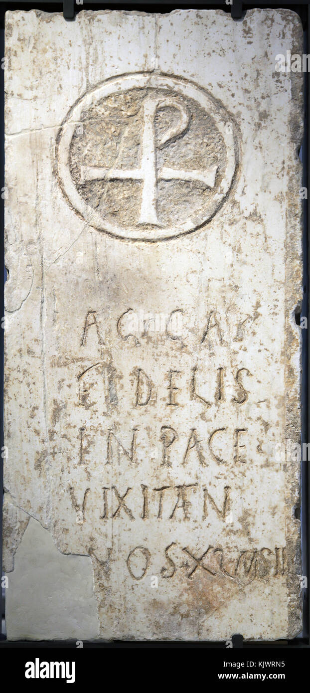 Marmor Fragment der architektonischen Relief als christliche funeray Platte wiederverwendet; ägyptische Gottheiten. 160 AD. Antike das Römische Reich Stockfoto